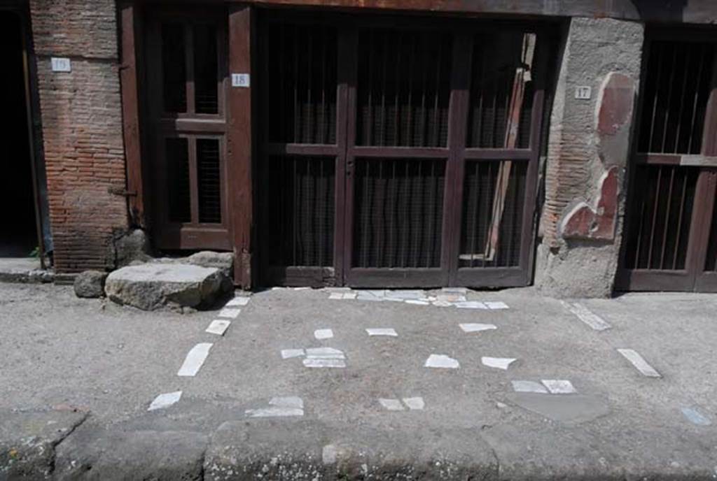 V.17 Herculaneum, June 2008. Pavement outside entrance to V.17, on right, and steps to upper floor at V.18, on left.
Photo courtesy of Nicolas Monteix. 

