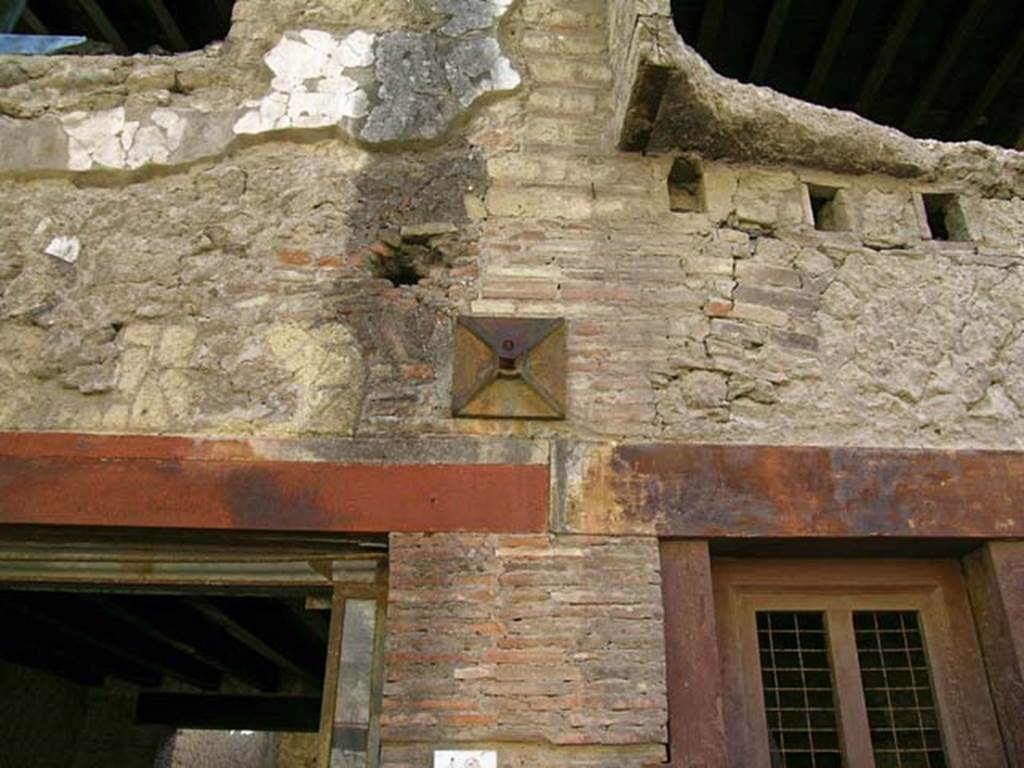 V.18, Herculaneum. May 2005. Detail of facade on east side of doorway to V.18.
Photo courtesy of Nicolas Monteix.
