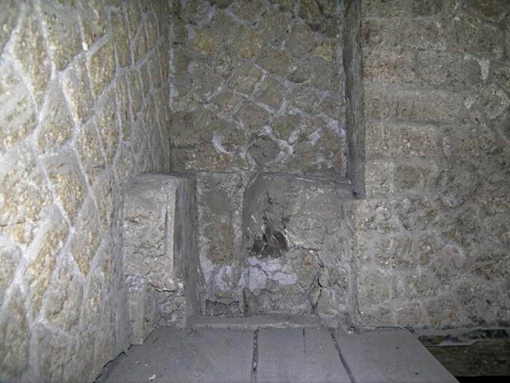 V.18 Herculaneum. May 2004. Latrine on mezzanine level, at rear of staircase. Looking south. Photo courtesy of Nicolas Monteix.