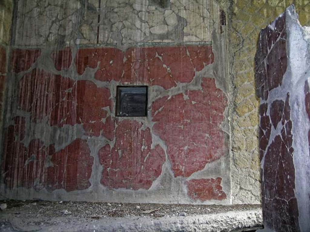 V.17/18, Herculaneum. May 2004. Room 19, west wall, with doorway to room 17.
Photo courtesy of Nicolas Monteix.
