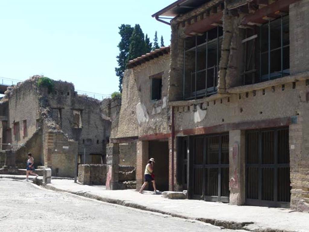 V. 21, Herculaneum. August 2013. Looking towards the north-east corner of Insula V on the Decumanus Maximus.  Photo courtesy of Buzz Ferebee.

