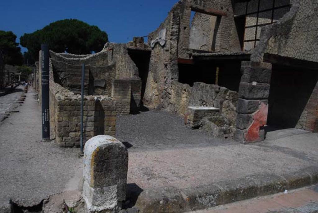 V 21, Herculaneum, June 2008. Looking south to entrance doorway of shop. Photo courtesy of Nicolas Monteix. On the left is Cardo V Superiore.
