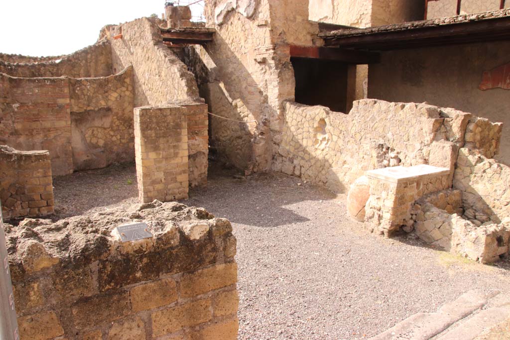 V.21 Herculaneum. October 2020. Looking south from entrance doorway. Photo courtesy of Klaus Heese. 