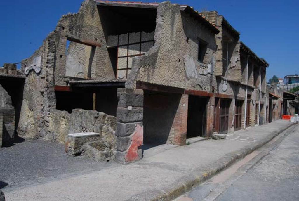 V 21, Herculaneum, June 2008. Looking south-west from Decumanus Maximus along insula V, with V.21, on the left.
Photo courtesy of Nicolas Monteix.
