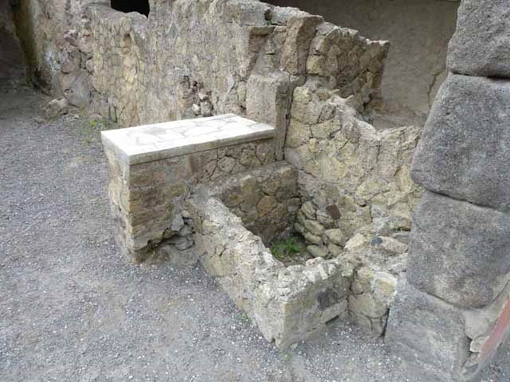 V, 21, Herculaneum, May 2010. West wall of shop-room with counter.