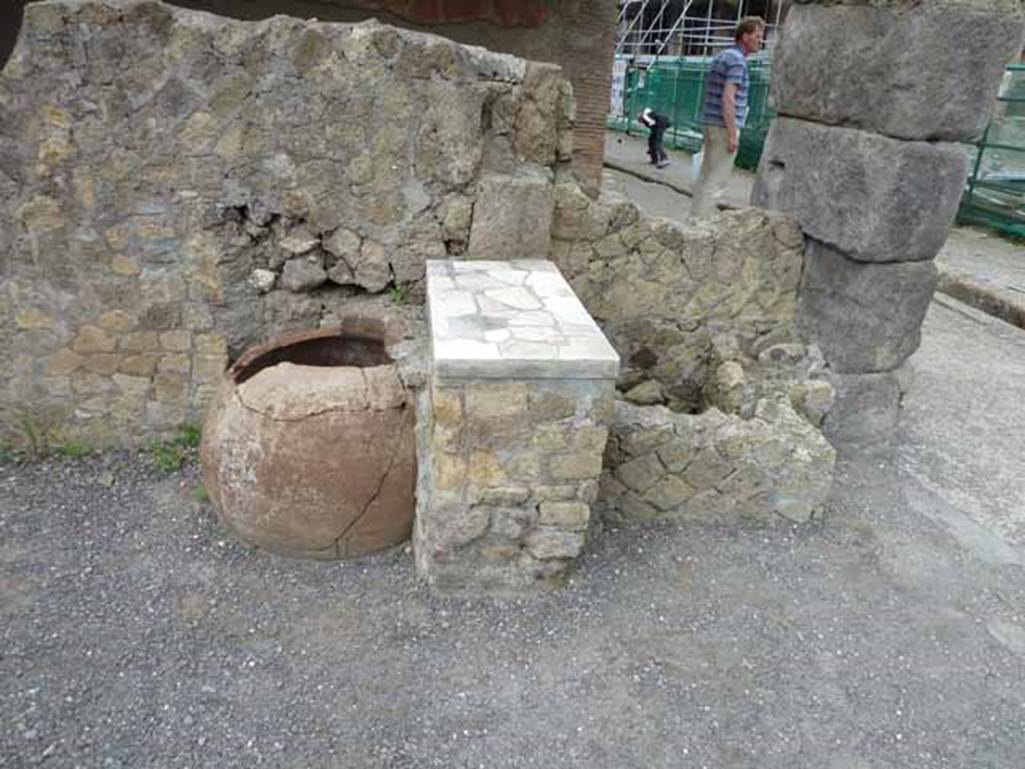 V, 21, Herculaneum, May 2010. Looking towards west wall of shop.