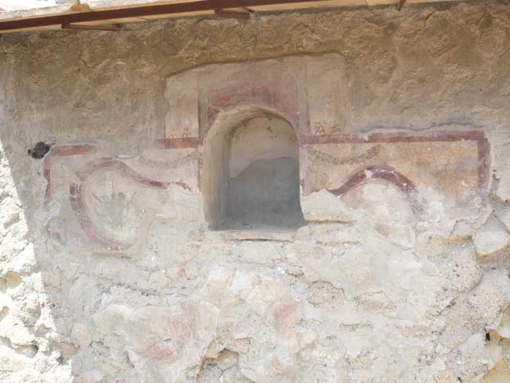 V.24 Herculaneum. August 2013. West wall of atrium, with vaulted niche and painted lararium. Photo courtesy of Buzz Ferebee.


