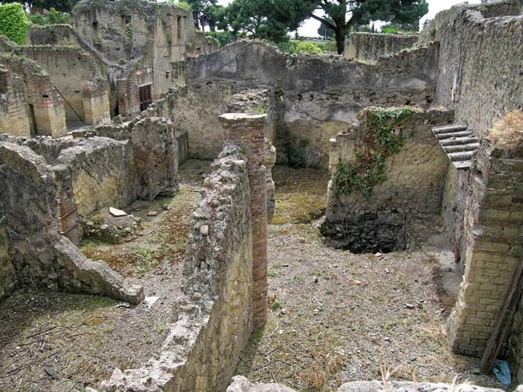 V.24, Herculaneum. May 2005. Looking south across rear two rooms in north-west corner of V.24.  The atrium, with the vaulted lararium shrine, is on the right. Photo courtesy of Nicolas Monteix.

