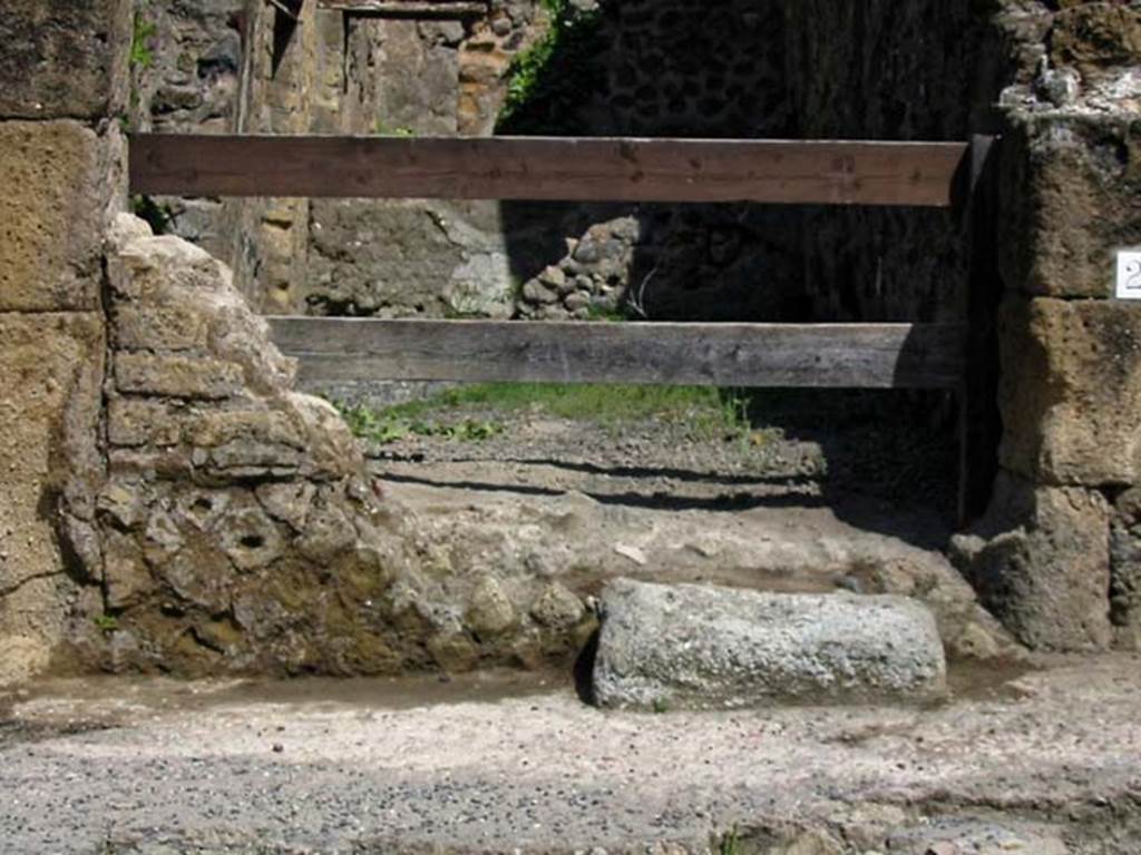 V.26, Herculaneum. May 2003. Detail of entrance facade. Photo courtesy of Nicolas Monteix.