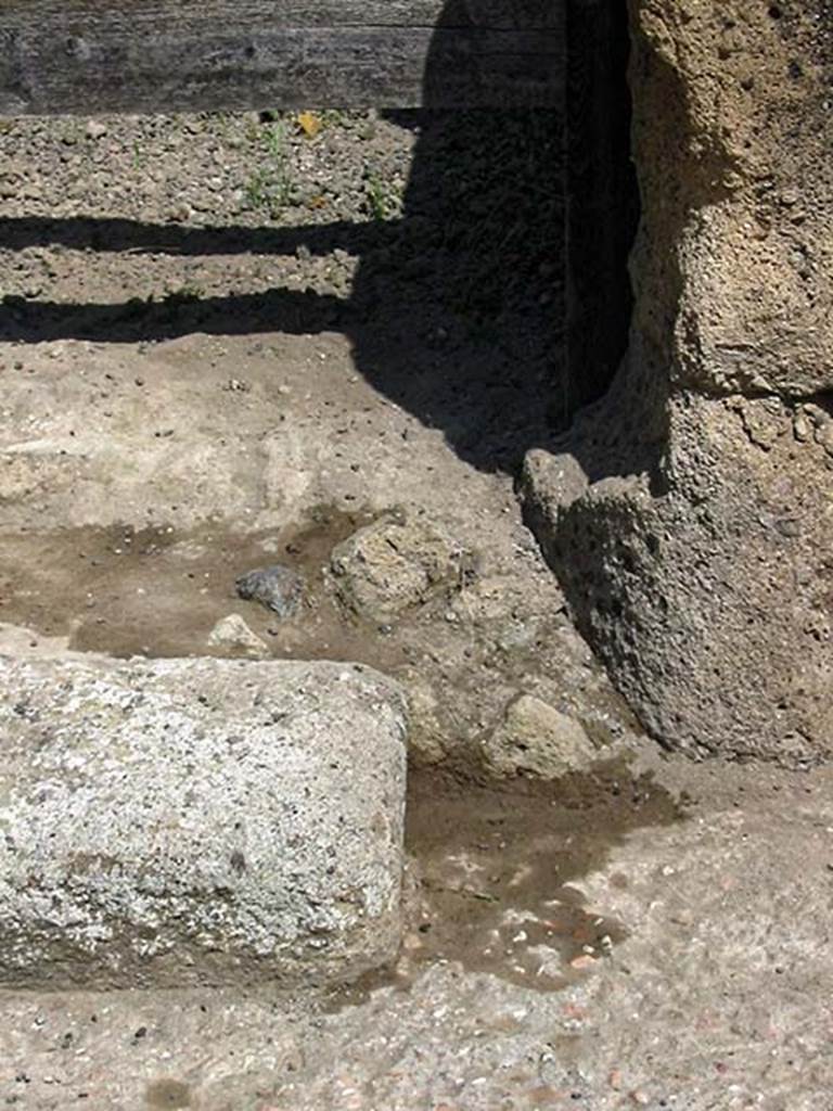 V.26, Herculaneum. May 2003. Detail of entrance facade on north side of doorway. 
Photo courtesy of Nicolas Monteix.
