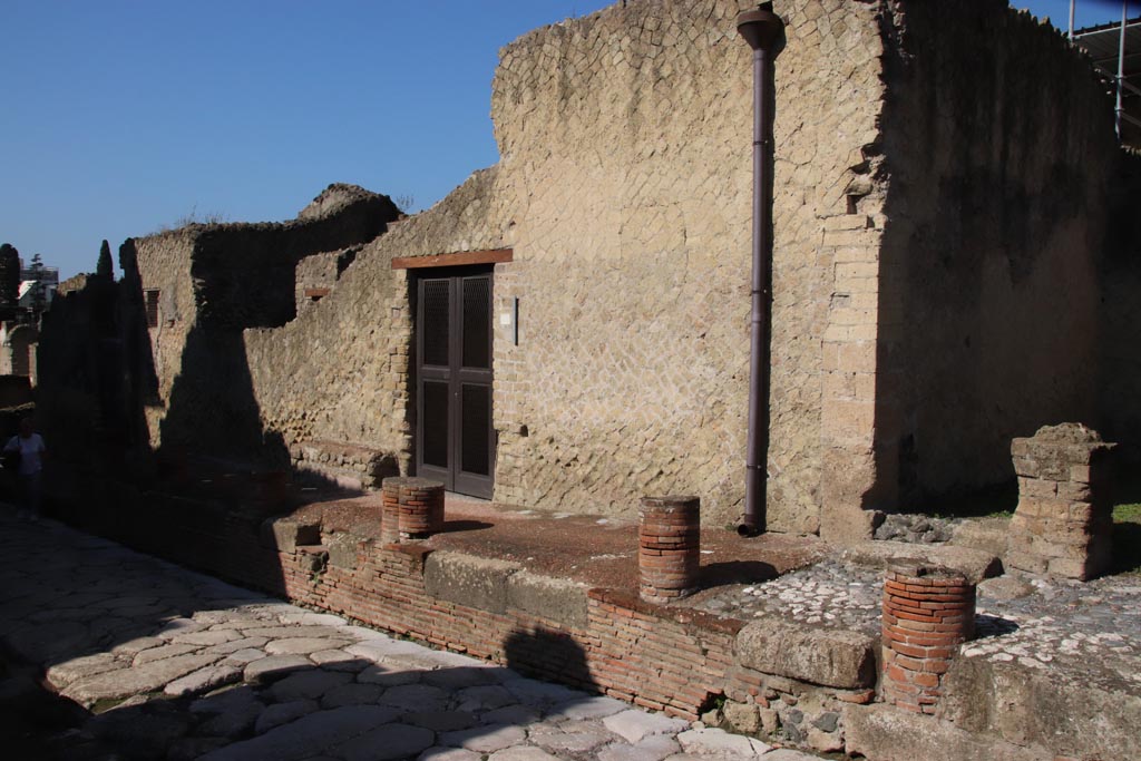 V.30 Herculaneum, October 2022. 
Looking south towards entrance doorway on west side of Cardo V. Superiore. Photo courtesy of Klaus Heese.
