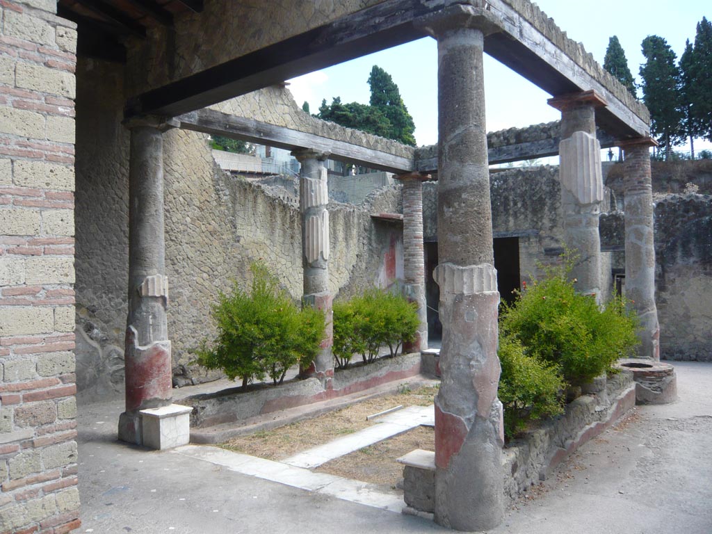 V.30 Herculaneum. August 2013. Looking east across atrium. Photo courtesy of Buzz Ferebee.