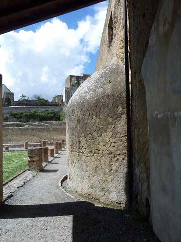 Ins. VI.1/7. May 2010. Looking west along north wall of portico.