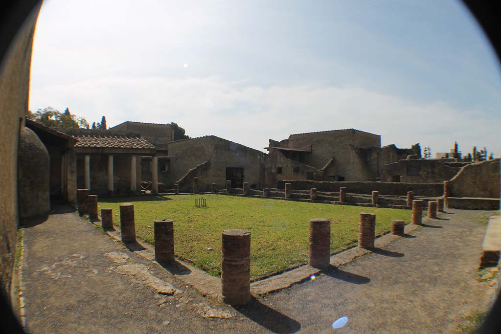 VI.1/7, Herculaneum, March 2014. Looking south-east across palaestra from near entrance at Ins. VI.1.
Foto Annette Haug, ERC Grant 681269 DÉCOR

