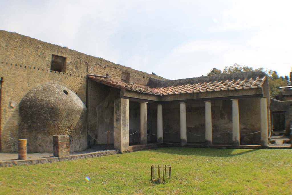 VI.1/7, Herculaneum. March 2014. Looking north-east across open-exercise area of Baths.
The doorway of VI.7, can be seen on the right.
Foto Annette Haug, ERC Grant 681269 DÉCOR
