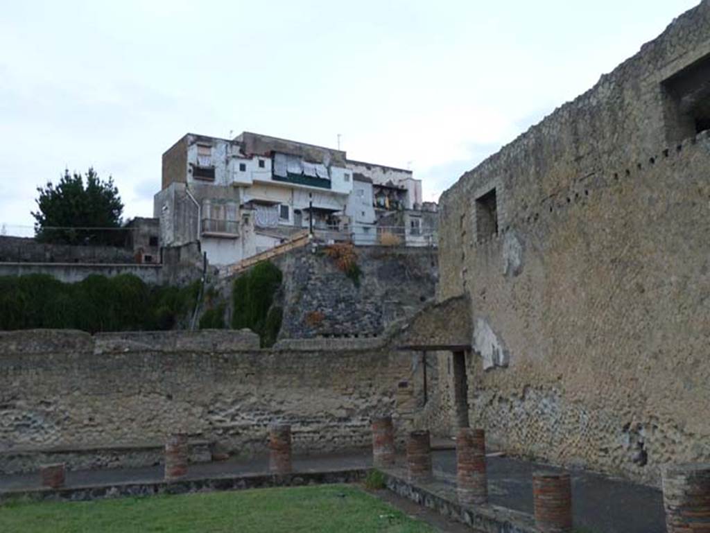 VI.1/7, Herculaneum, September 2015. Looking towards north-west corner of columned portico of palaestra.  The doorway into the dressing room (apodyterium) can be seen, centre right.