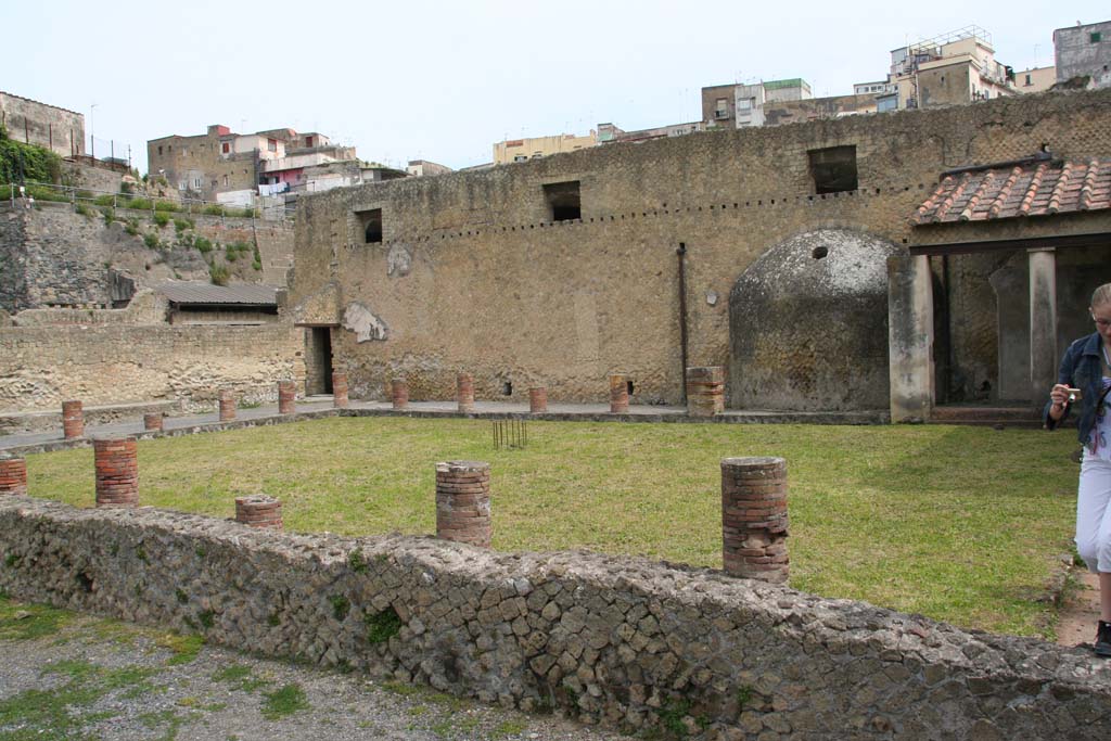 VI.1/7, Herculaneum, April 2013. Looking towards north-west corner of columned portico of palaestra. 
The doorway into the dressing room (apodyterium) can be seen, centre left. Photo courtesy of Klaus Heese.
