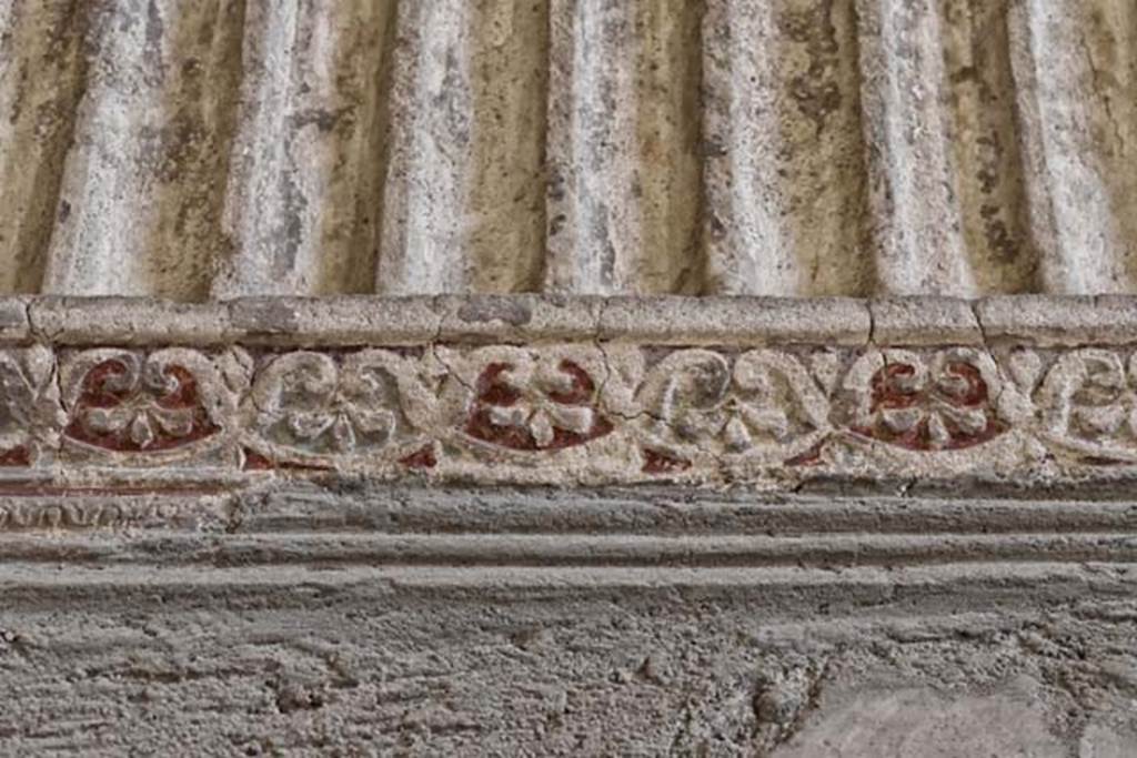 VI.1, Herculaneum, April 2018. Detail of ceiling stucco, from upper part of wall. Photo courtesy of Ian Lycett-King. Use is subject to Creative Commons Attribution-NonCommercial License v.4 International.
