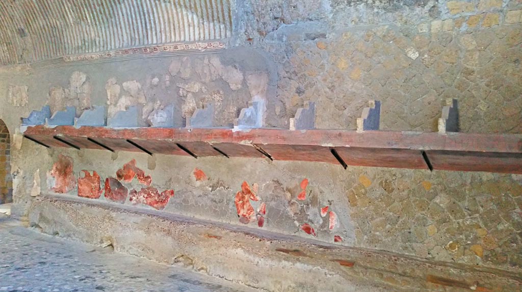 VI.1, Herculaneum. Photo taken between October 2014 and November 2019. 
Looking north along east wall. Photo courtesy of Giuseppe Ciaramella.

