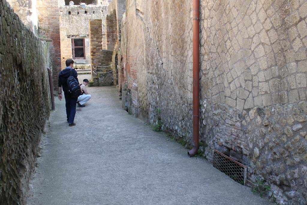 VI.1/7, Herculaneum. March 2014. 
Looking east along rear corridor on north side of baths, leading towards furnace and well, and entrance at Ins. VI.10.
(For other photos, see VI.10).
Foto Annette Haug, ERC Grant 681269 DÉCOR

