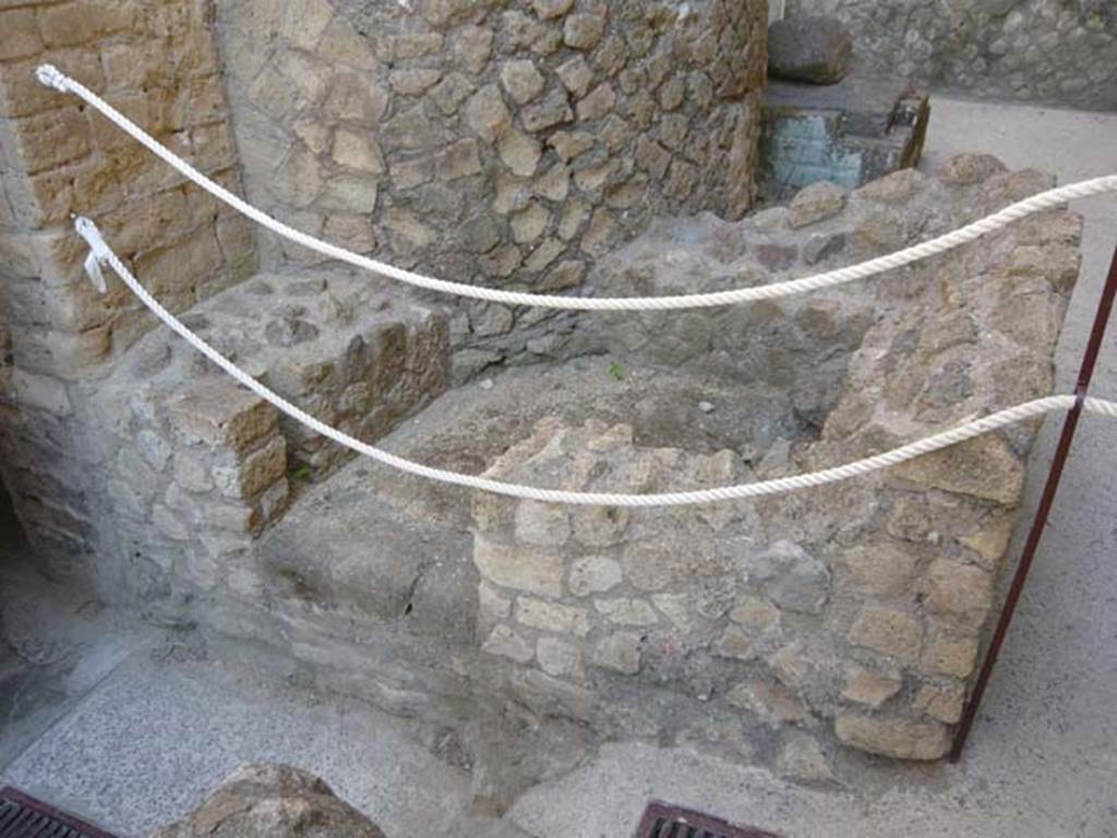 VI.1/7, Herculaneum. August 2013. Small latrine in service corridor, looking towards west side of corridor.
See Camardo, D. & Notomista, M. Indagine archeologica nel corridoio di servizio (amb.14) delle Terme Centrale di Ercolano,
in Rivista di Studi Pompeiani, XXI, 2010, (p.151)
Photo courtesy of Buzz Ferebee.

