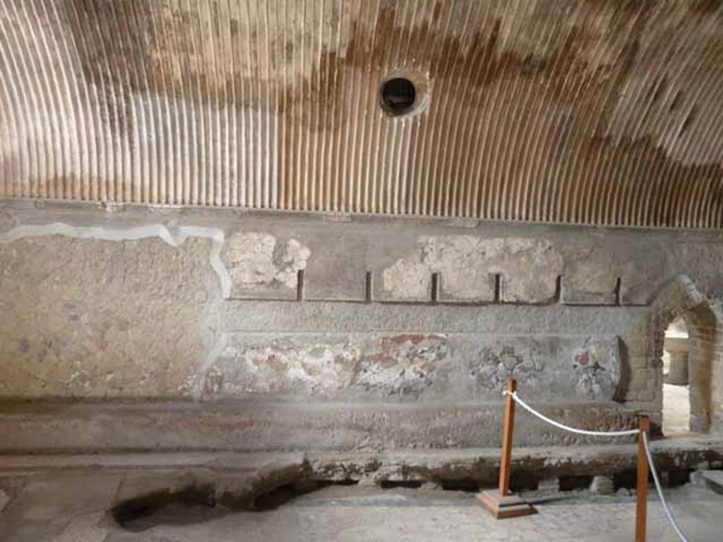 VI.1/7. May 2010. West wall of tepidarium with collapsed flooring, and doorway to apodyterium. 