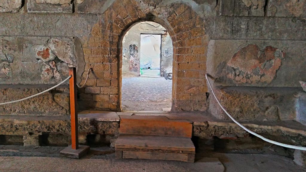 VI.1/7 Herculaneum. Photo taken between October 2014 and November 2019.
Looking west from tepidarium through doorway into apodyterium, and across into doorway leading to the small square vestibule of the frigidarium. Photo courtesy of Giuseppe Ciaramella.
