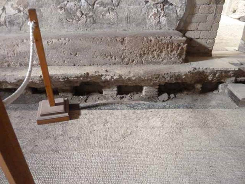 Ins. VI.1/7. May 2010. Benches along west wall, showing hollow flooring for hot-air circulation.