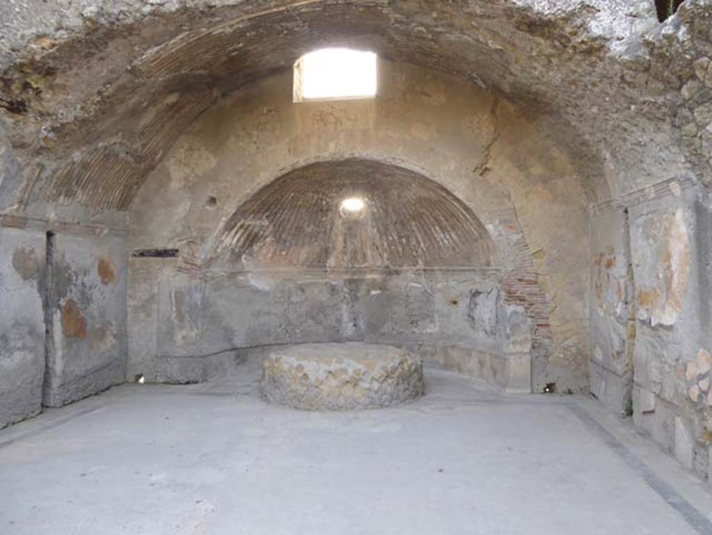 VI.1/7, Herculaneum. October 2014. Looking towards south wall of caldarium. Photo courtesy of Michael Binns.

