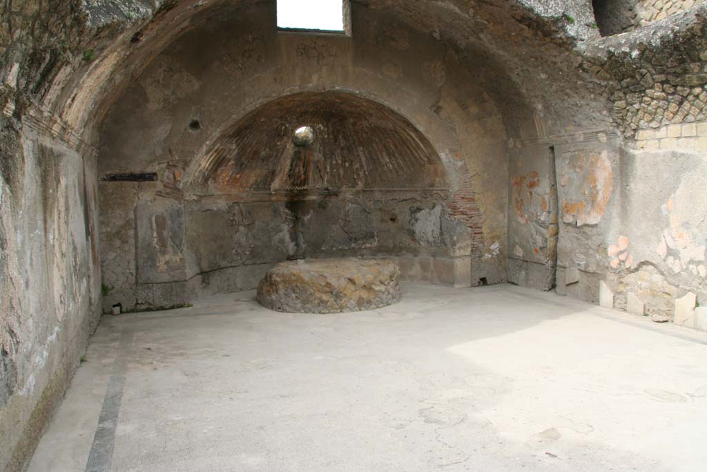 VI.1/7, Herculaneum. April 2013. Looking towards south side of caldarium. Photo courtesy of Klaus Heese.