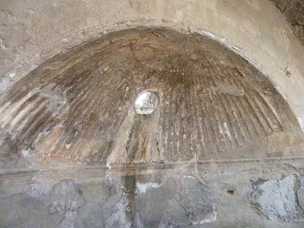 Ins. VI.1/7. May 2010. Arched niche at south end of caldarium.