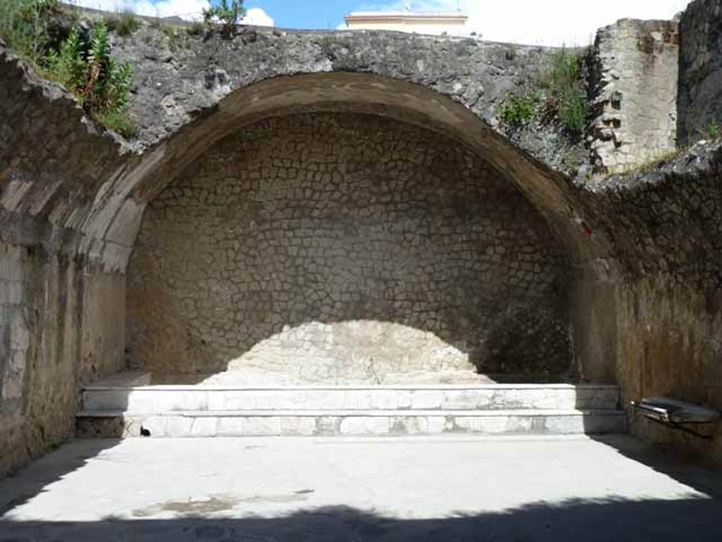 Ins. VI.1/7. May 2010. Marble pool in north end of caldarium, reached by marble steps.