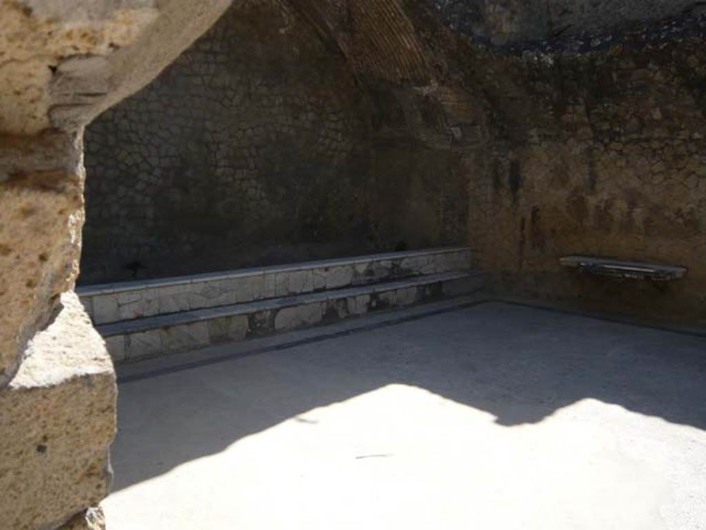 VI.1, Herculaneum. August 2013. Looking north-east from doorway from tepidarium towards pool in caldarium. Photo courtesy of Buzz Ferebee.

