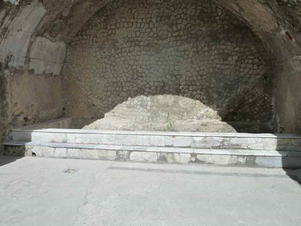 VI.1/7, Herculaneum. May 2010. Marble steps to pool.

