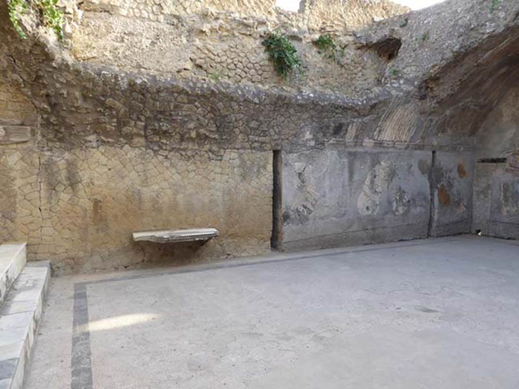 VI.1/7, Herculaneum. October 2014. Looking towards east wall of caldarium. Photo courtesy of Michael Binns.