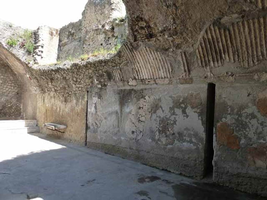 Ins. VI.1/7. May 2010. Looking north along east wall of caldarium.