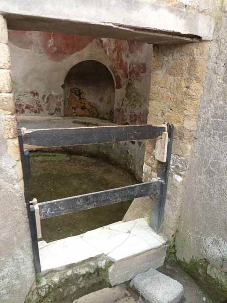 VI.1/7. May 2010. Doorway into cold plunge pool in frigidarium.