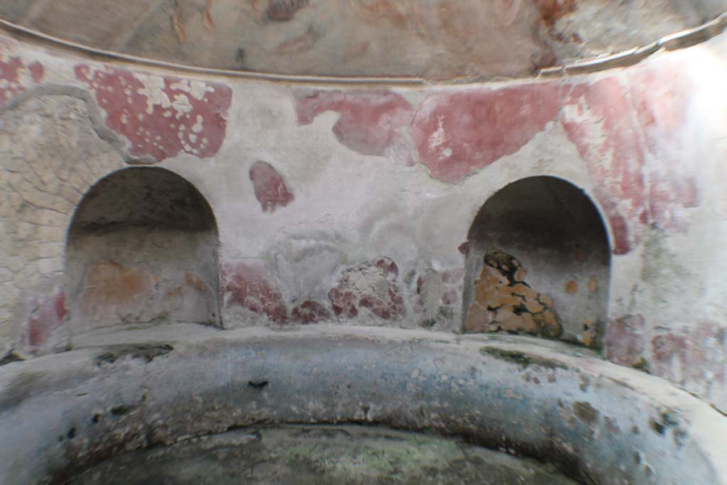 VI.1/7, Herculaneum. March 2014. Looking south towards two of the four niches set around the pool.
Foto Annette Haug, ERC Grant 681269 DÉCOR
