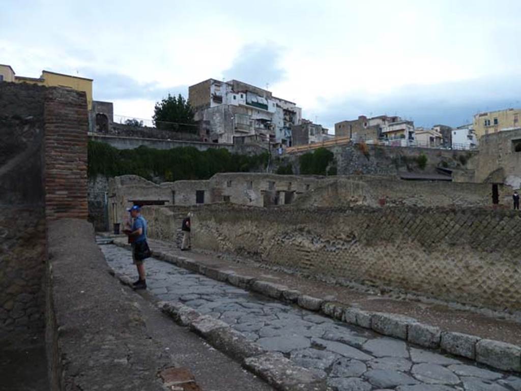 Decumanus inferiore, looking west along north side of Ins. VI, towards doorway at VI.4. September 2015.