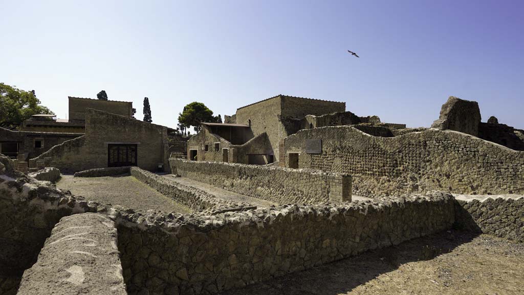 VI.1/4/5, Herculaneum, August 2021. 
Looking east across rectangular space, with entrance doorway at VI.4, centre right, from Decumanus inferiore.
Photo courtesy of Robert Hanson.
