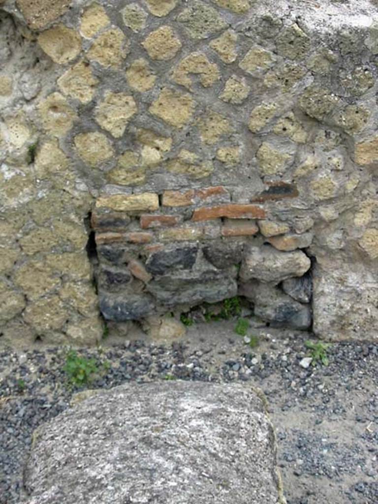 VI.1/4/5, Herculaneum. May 2003. Detail from north wall of open exercise yard. 
Photo courtesy of Nicolas Monteix.
