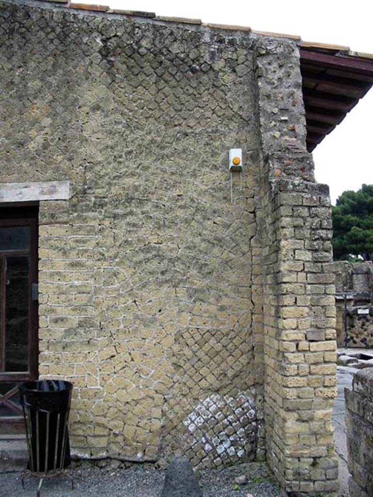 VI.5, Herculaneum. May 2003. Looking east from entrance doorway. 
Photo courtesy of Nicolas Monteix.

