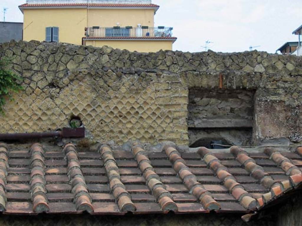 VI.5, Herculaneum. May 2003. Looking north towards detail of window above north portico. Photo courtesy of Nicolas Monteix.