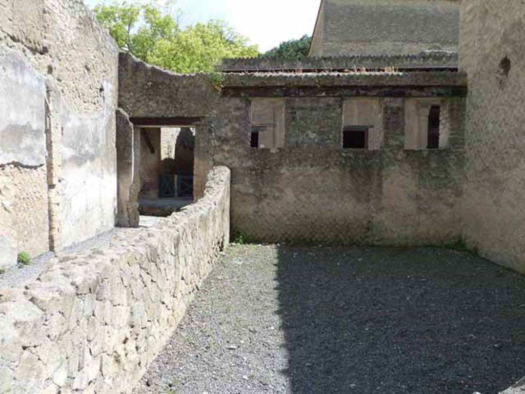 VI.1/7, Herculaneum. May 2010. Looking east towards corridor to entrance doorway at VI.7, from east portico. The room on the right may have been a waiting room for the palaestra.  See Deiss, J.J. 1968. Herculaneum, a city returns to the sun. The History Book Club, UK. (p.112).
According to Maiuri, this area was two rooms which may have been used by the palaestra players (districtarium).  See Maiuri, Amedeo, (1977). Herculaneum. 7th English ed, of Guide books to the Museums Galleries and Monuments of Italy, No.53 (p.39).
