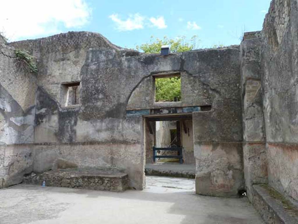 VI.8, Herculaneum. May 2010. East wall of vestibule, with doorway to Cardo IV Superiore.