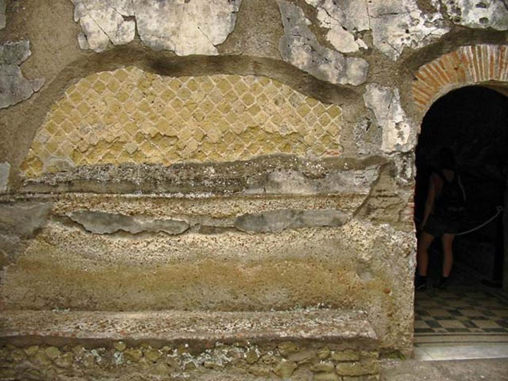 VI.8, Herculaneum. May 2003. Looking towards north wall on west side of arched doorway. 
Photo courtesy of Nicolas Monteix.
