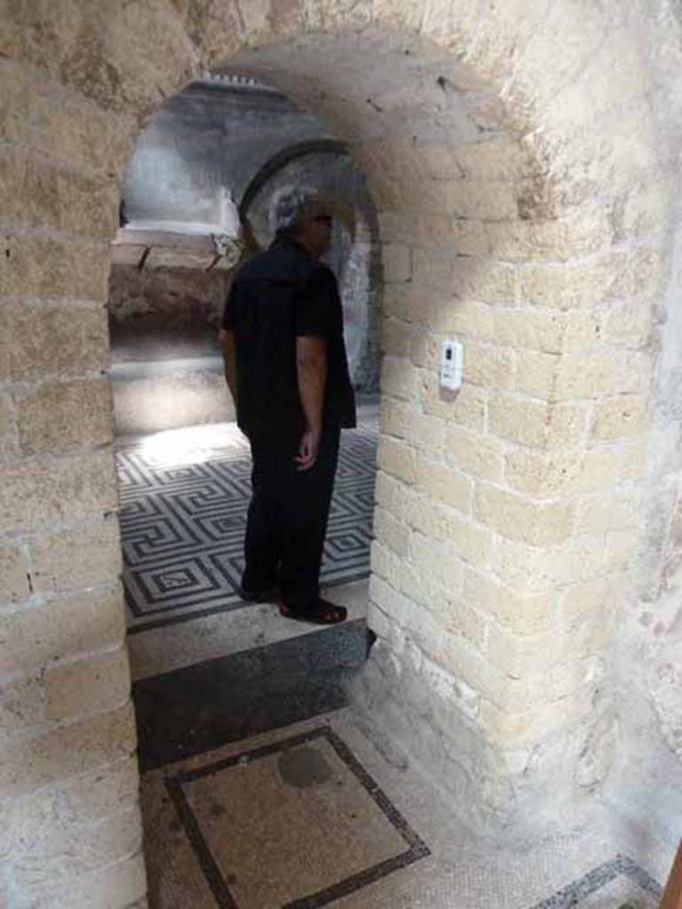 VI.8, Herculaneum. May 2010. Arched doorway in west wall of apodyterium (changing room) into tepidarium (warm room).