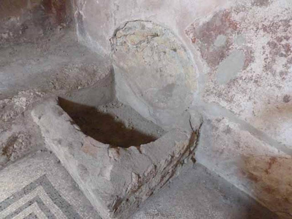 VI.8, Herculaneum. May 2010. Structure in north-west corner of tepidarium.