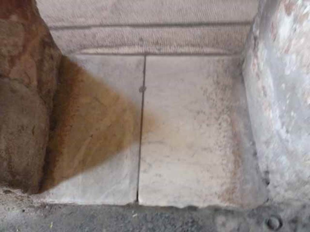 VI.8, Herculaneum. May 2010. Marble threshold in doorway in west wall of tepidarium into caldarium.