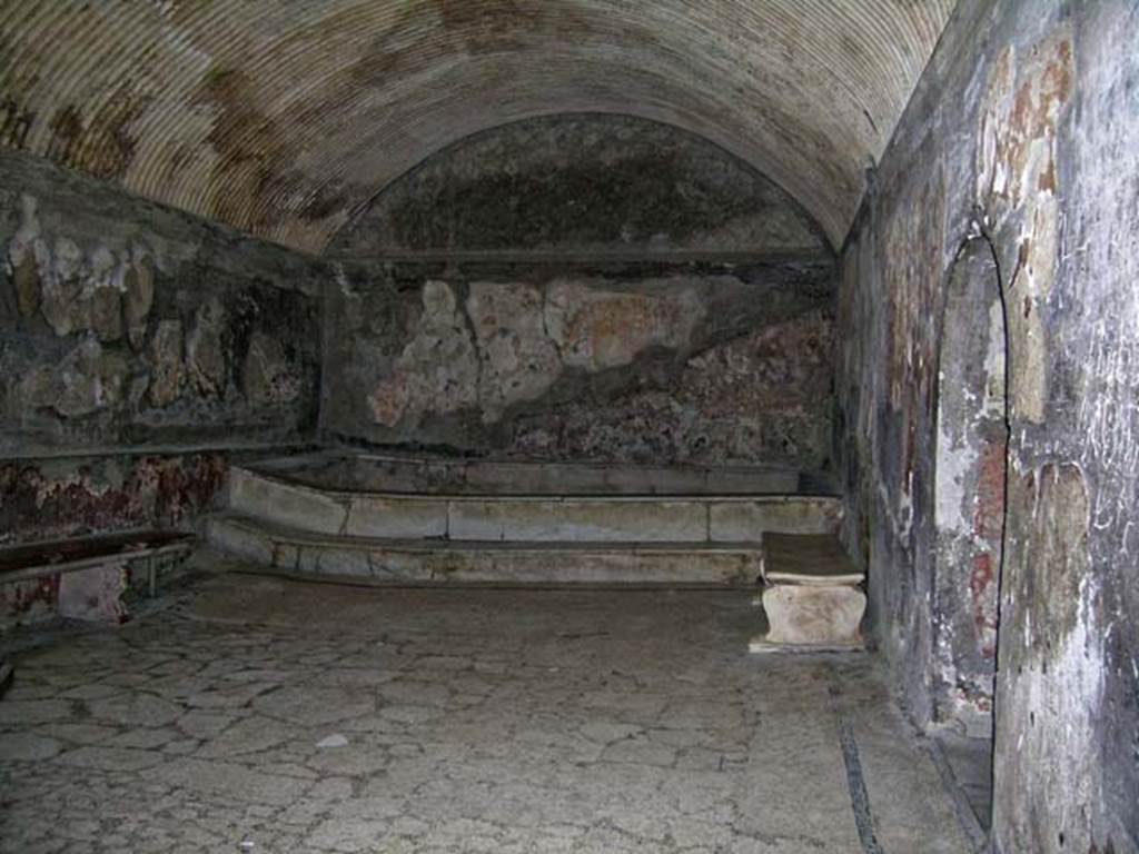 VI.8, Herculaneum. April 2007. Looking north across caldarium or hot room, from near doorway from tepidarium, on right.
Photo courtesy of Nicolas Monteix.
